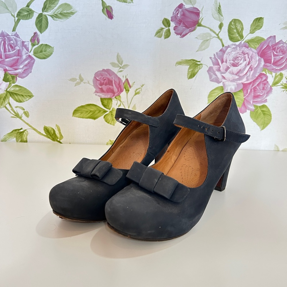 CHIE MIHARA - SUEDE MARY JANE BOW HEELS - DARK BLUE